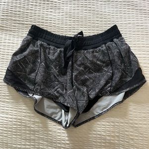 RARE Lululemon Hotty hot shorts 2.5”